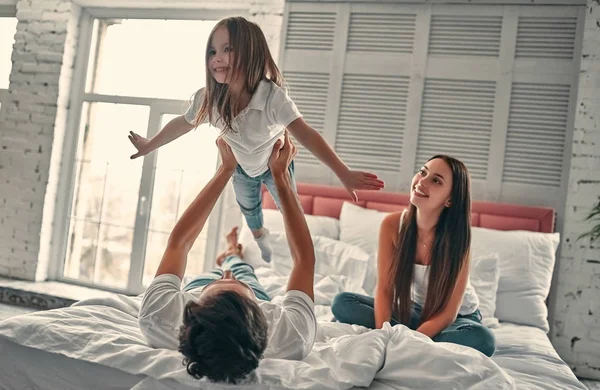 Familia feliz en la cama —  Fotos de Stock