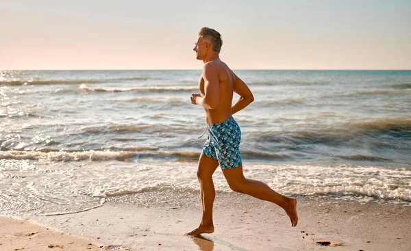 Hombre Atlético Guapo Bañador Corriendo Playa Mañana Corran Concepto Estilo — Foto de Stock