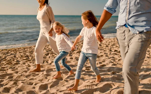 Concepto Familiar Feliz Joven Madre Atractiva Padre Guapo Sus Dos —  Fotos de Stock