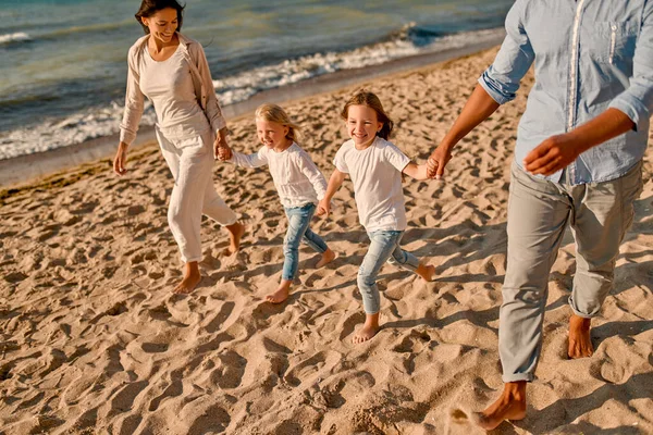 Concepto Familiar Feliz Joven Madre Atractiva Padre Guapo Sus Dos —  Fotos de Stock