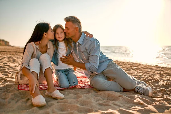 Concepto Familiar Feliz Joven Madre Atractiva Padre Guapo Pequeña Hija —  Fotos de Stock