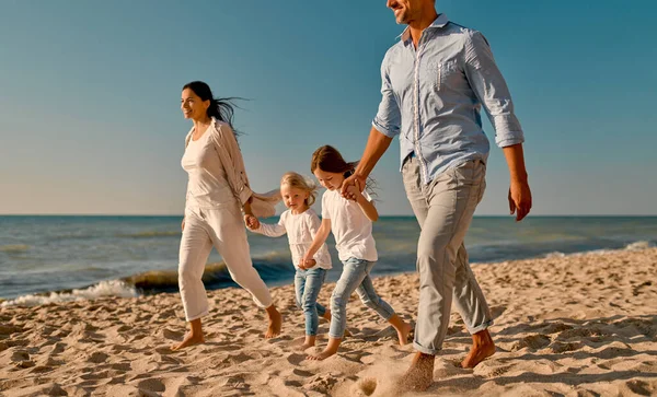 Concepto Familiar Feliz Joven Madre Atractiva Padre Guapo Sus Dos —  Fotos de Stock