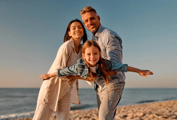 Joyeux Concept Famille Jeune Belle Mère Beau Père Leur Petite — Photo