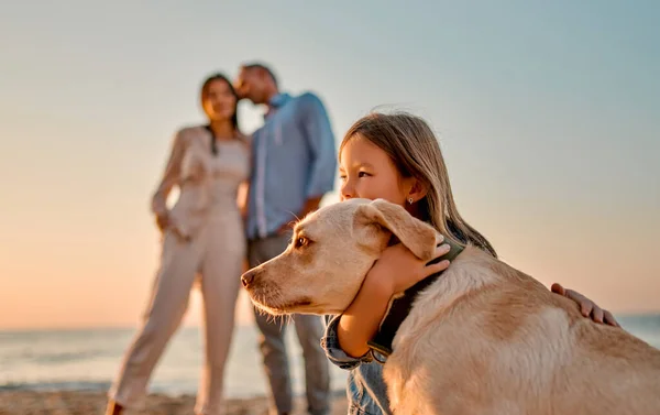 Concepto Familiar Feliz Joven Madre Atractiva Padre Guapo Pequeña Hija — Foto de Stock