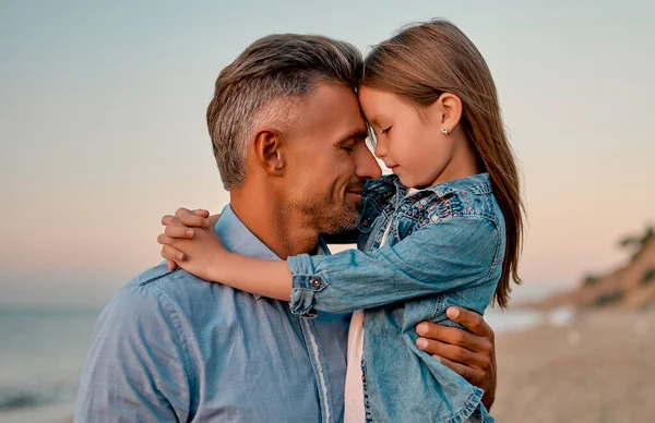 英俊的爸爸和他可爱的小女儿在海滩上 快乐的家庭观念 — 图库照片