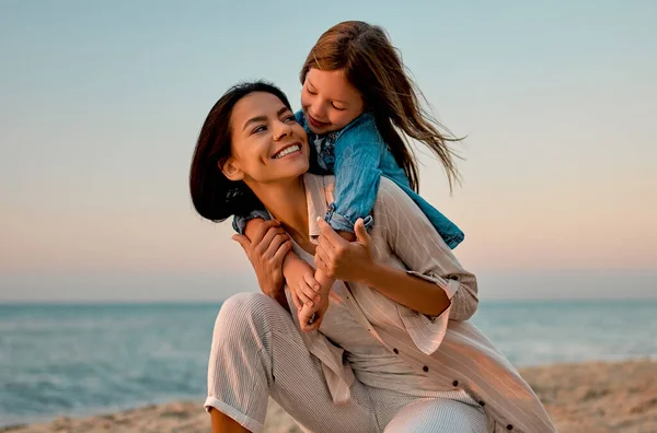 Jonge Moeder Haar Kleine Schattige Dochter Knuffelen Het Strand Gelukkig — Stockfoto