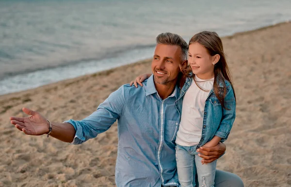Όμορφος Μπαμπάς Και Μικρή Χαριτωμένη Κόρη Του Στην Παραλία Οικογενειακή — Φωτογραφία Αρχείου