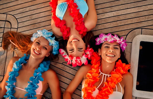 Group Female Friends Relaxing Luxury Yacht Three Beautiful Girls Swimsuits — Stock Photo, Image