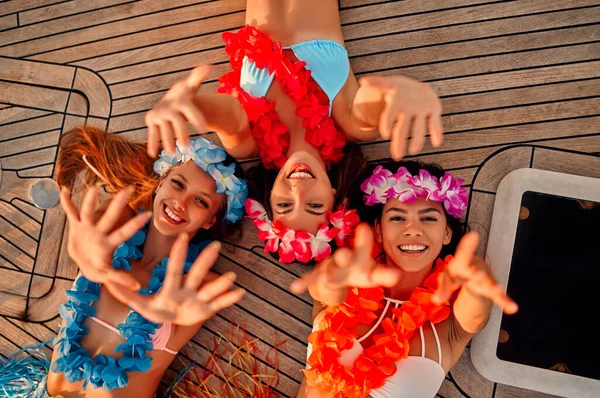 Group Female Friends Relaxing Luxury Yacht Three Beautiful Girls Swimsuits — Stock Photo, Image