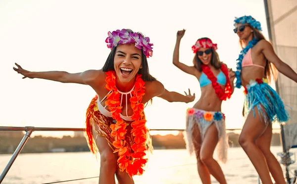 Grupo Amigas Relaxando Iate Luxo Três Meninas Bonitas Maiôs Que — Fotografia de Stock