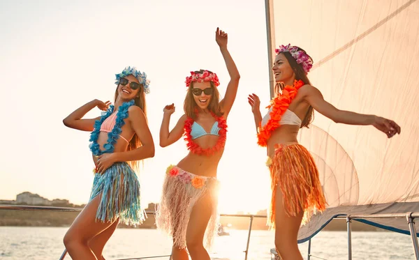 Grupo Amigas Relaxando Iate Luxo Três Meninas Bonitas Maiôs Que — Fotografia de Stock