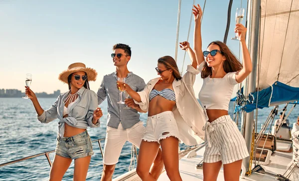 Gruppo Amici Relax Yacht Lusso Divertirsi Insieme Mentre Naviga Mare — Foto Stock