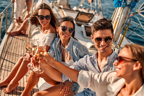 Gruppo Amici Che Rilassano Yacht Lusso Bevono Champagne Divertirsi Insieme — Foto Stock