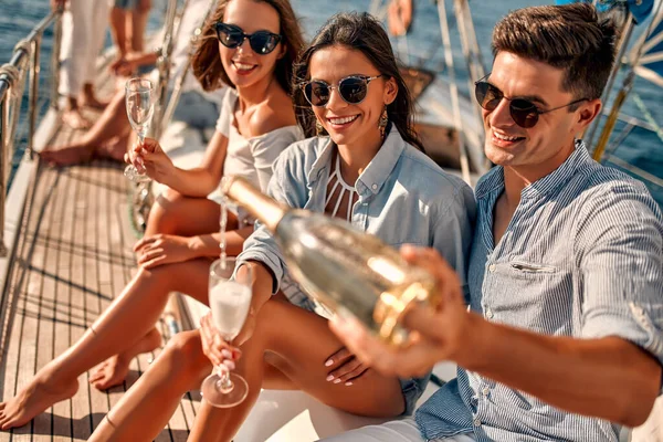 Gruppo Amici Che Rilassano Yacht Lusso Bevono Champagne Divertirsi Insieme — Foto Stock