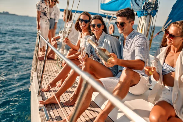 Vriendengroep Ontspannen Luxe Jacht Champagne Drinken Samen Plezier Hebben Tijdens — Stockfoto