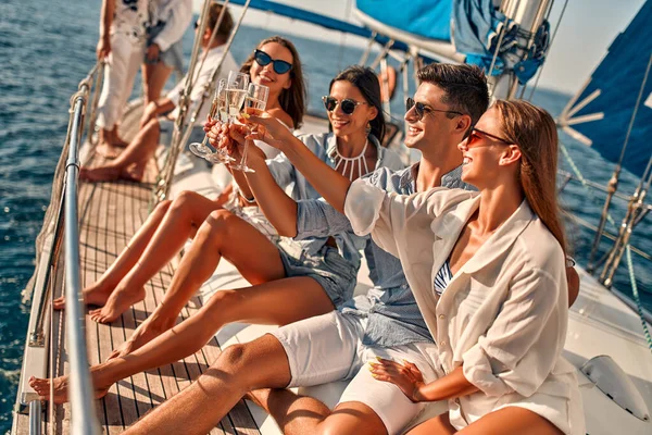 Grupo Amigos Relajándose Yates Lujo Bebiendo Champán Divertirse Juntos Mientras —  Fotos de Stock