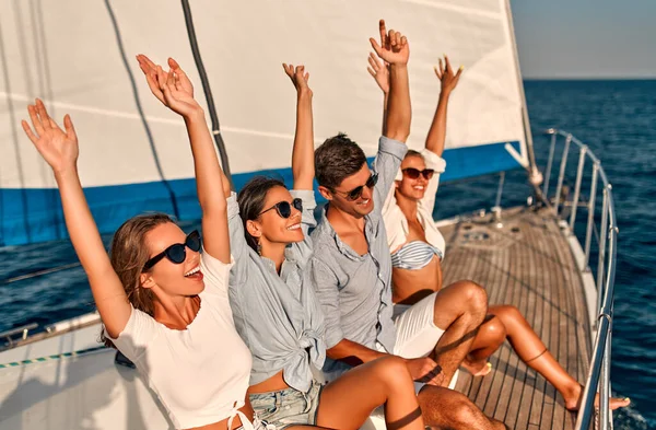 Grupo Amigos Relajándose Yate Lujo Divertirse Juntos Mientras Navegan Mar — Foto de Stock