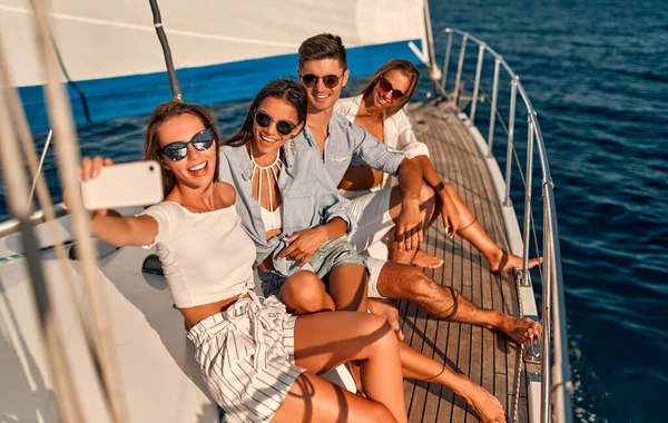 Group Friends Relaxing Luxury Yacht Having Fun Together Aking Selfie — Stock Photo, Image