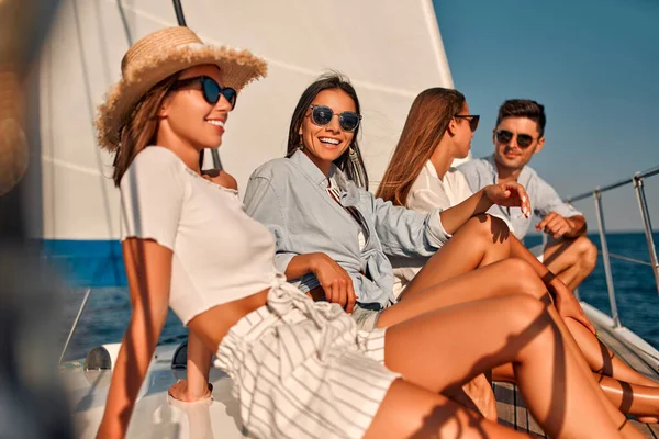 Group Friends Relaxing Luxury Yacht Having Fun Together While Sailing — Stock Photo, Image