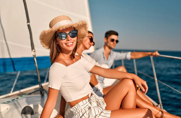 Baráti Társaság Lazít Luxus Jachton Szórakozunk Együtt Miközben Tengerben Vitorlázunk — Stock Fotó