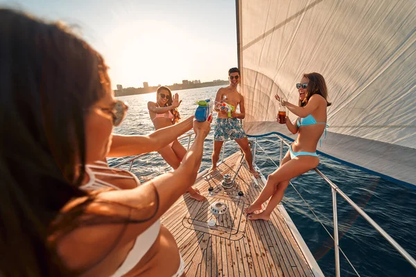 Vriendengroep Ontspannen Luxe Jacht Veel Plezier Samen Met Waterkanonnen Tijdens — Stockfoto