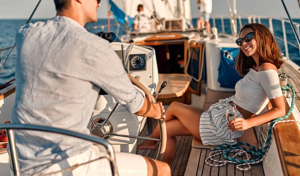 Група Друзів Відпочиває Розкішній Яхті Розважатися Разом Плаваючи Морі Романтична — стокове фото