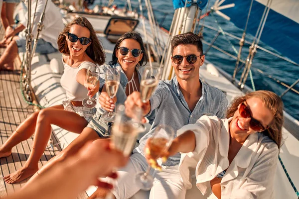 Proost Vriendengroep Ontspannen Luxe Jacht Champagne Drinken Samen Plezier Hebben — Stockfoto