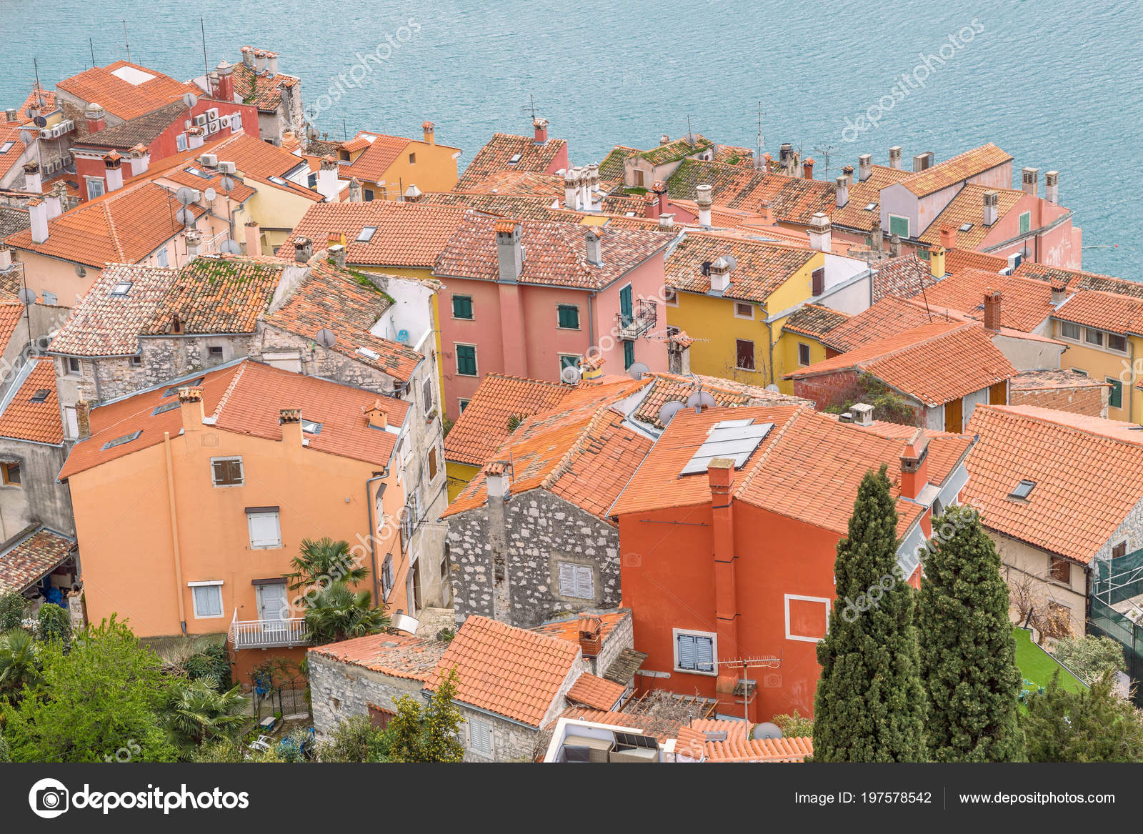 クロアチア ヨーロッパの町の赤い屋根が付いている家の平面図