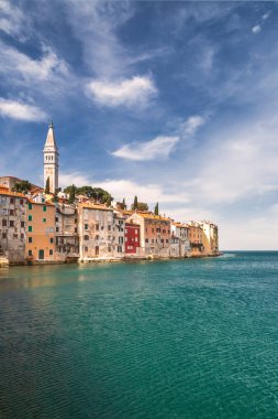 Rovinj, Hırvatistan ve Avrupa 'da Adriyatik Denizi' nde. Şehrin tarihi kısmı Rovinj ve Aziz Euphemia Kilisesi..