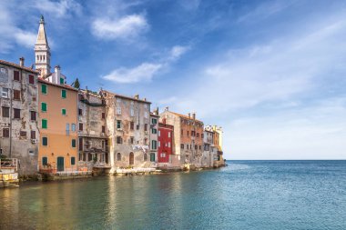 Rovinj, Hırvatistan ve Avrupa 'da Adriyatik Denizi' nde. Şehrin tarihi kısmı Rovinj ve Aziz Euphemia Kilisesi..