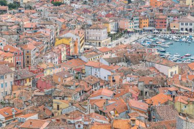 Liman ve Hırvatistan, Europe Rovinj tarihi merkezi şehrin havadan görünümü.