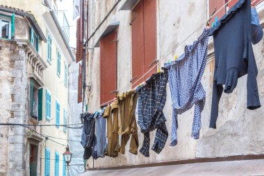 Erkekler Rovinj kasaba, Hırvatistan, Avrupa'nın eski bir ev cephesinde asılı Çamaşırhane yıkanmış.