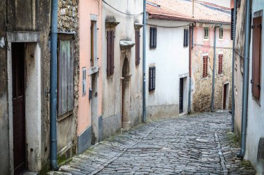 Bir antik taş şehir Motovun Istria Hırvatistan, Europe üzerinde sokak.