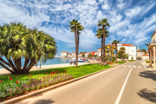 Hırvatistan, Europe Adriyatik Denizi üzerinde Porec şehir şehir limanında cadde.