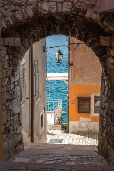 Den Historiske Gaten Med Undergang Rovinj Ved Adriaterhavet Største Turistattraksjonene – stockfoto