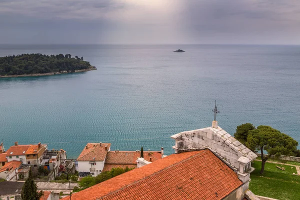 Vista Mar Com Uma Pequena Ilha Distância Uma Torre Catedral — Fotografia de Stock