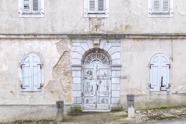 Fassade Mit Eingangstür Und Fenster Eines Alten Hauses Der Stadt — Stockfoto