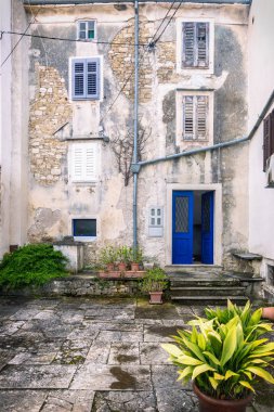 Motovun şehir Istria Hırvatistan, Europe üzerinde eski bir evde duvar ve giriş kapısı ile cephe.