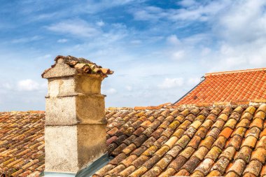 Kırmızı eşarp çatı zekâ Istria, Hırvatistan, Avrupa'nın evin baca.