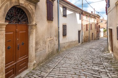 Bir antik taş şehir Motovun Istria Hırvatistan, Europe üzerinde sokak.