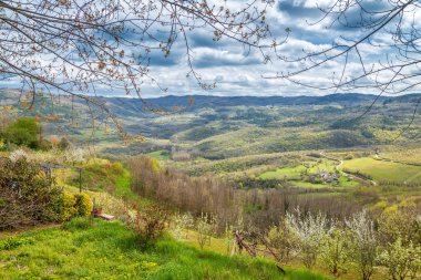 Istria, Hırvatistan ve Avrupa yarımadasının iç kesimindeki dağlık manzaraya bakın..