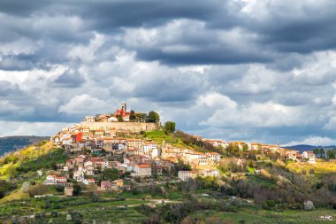 Eski Akdeniz Motovun beldesi ve çevresindeki kırsal Yarımadası Istria, Hırvatistan, Avrupa.