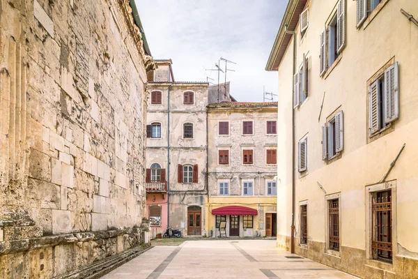 Straße Mit Farbenfroher Fassade Eines Alten Hauses Pula Kroatien Europa — Stockfoto