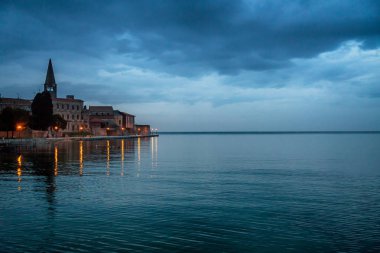 Akşam bir günbatımı, Hırvatistan, Avrupa sonra bir Porec tarihi merkezi şehir ve deniz görüntüleme.