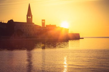 Günbatımında tarihi bir Porec şehir ve deniz merkezi, Hırvatistan ve Avrupa.