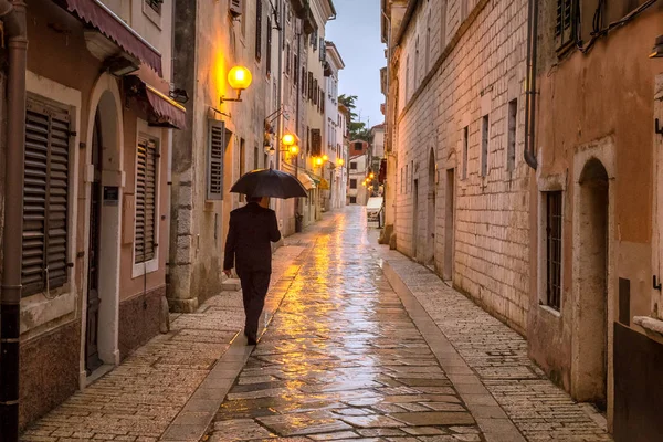 Muž Deštníkem Ulici Město Poreč Osvětleny Lampami Večer Chorvatsko Evropa — Stock fotografie