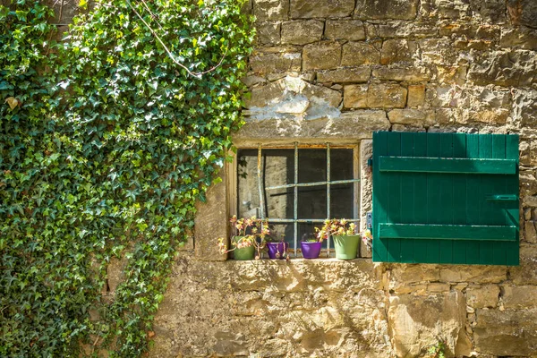 Una Antigua Ventana Con Persianas Verdes Pared Piedra Casa — Foto de Stock