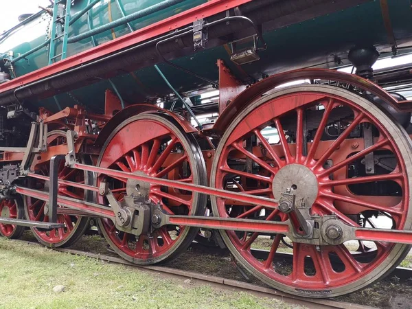 历史蒸汽机车的红色轮子 — 图库照片