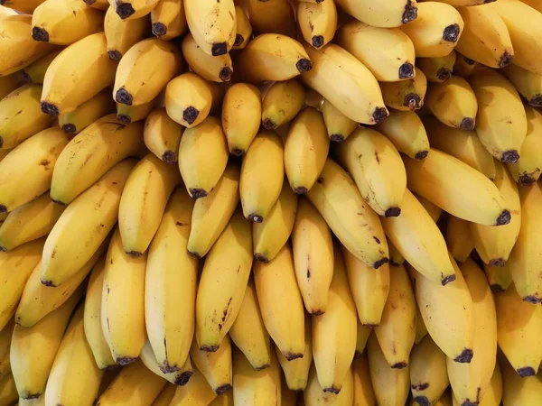 Bananas Amarelas Maduras Empilhadas Umas Nas Outras — Fotografia de Stock