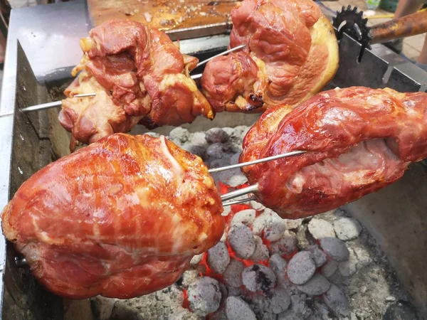 炭火で焼いた新鮮な豚肉 — ストック写真